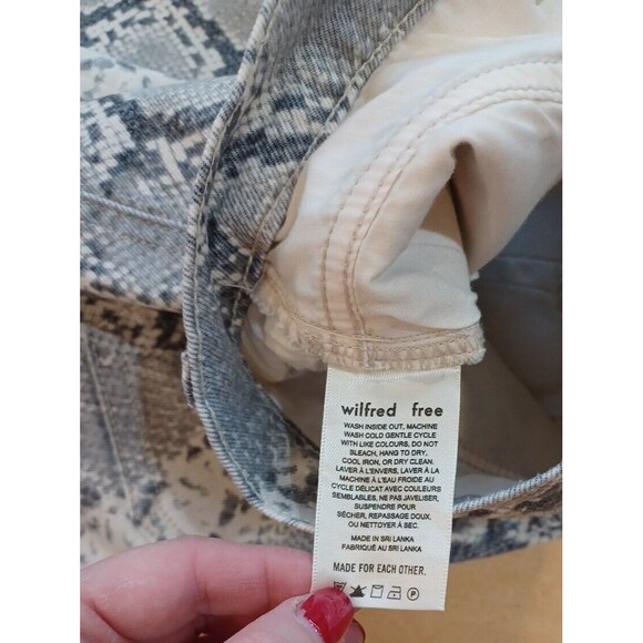 NWT Wilfred Free Kelsey Snakeskin Print Denim Mini Pencil Skirt Grey Bone Size 8 - Picture 9 of 10